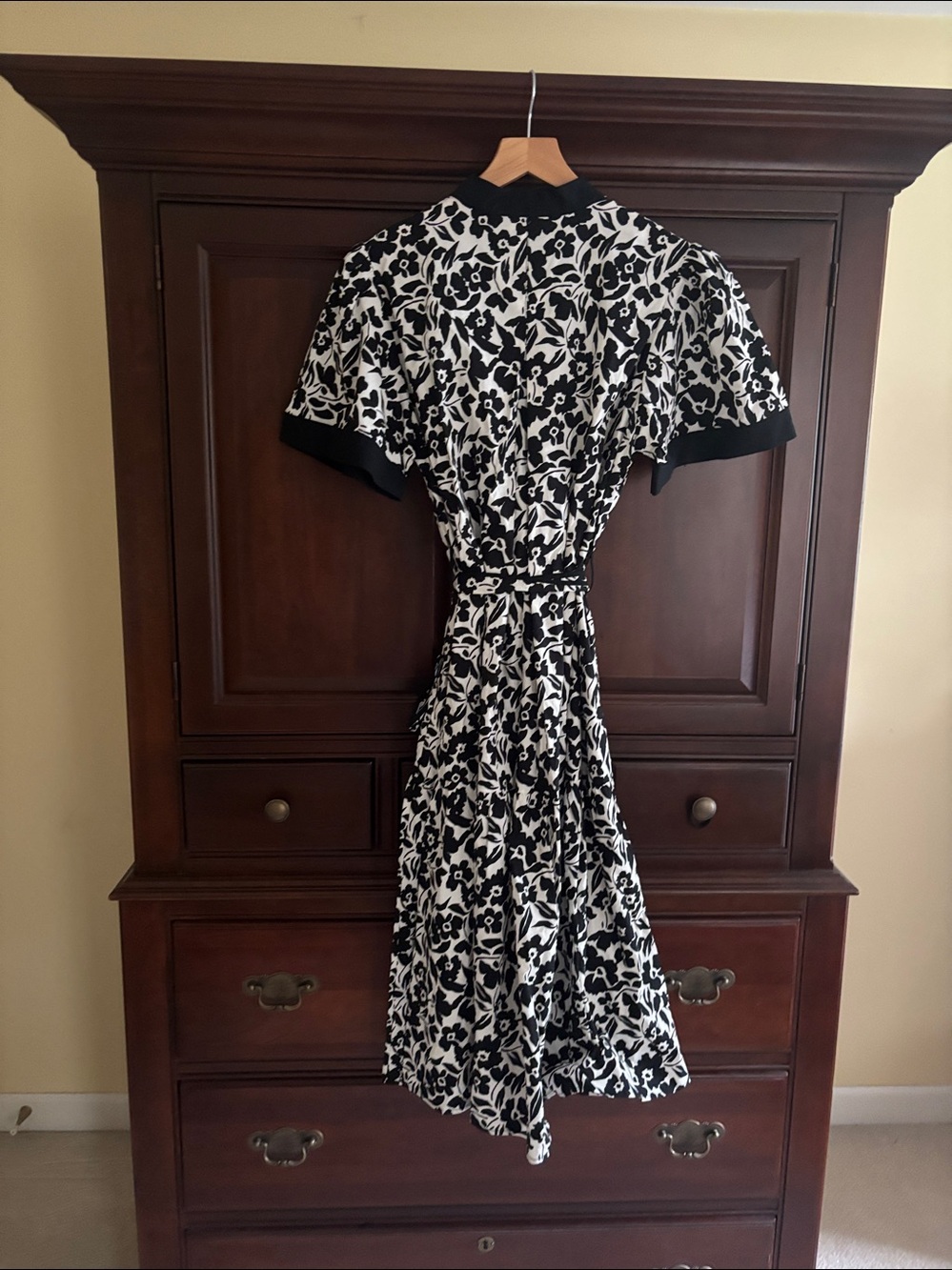 Avara Medium black and white floral midi dress with tie waist. NWT - Picture 4 of 7